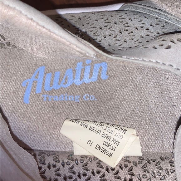 Austin tennis shoes size 10 badge and Gray color - Picture 2 of 4